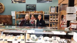 646-biocoop-laragne-monteglin-magasin-alimentation-bio-equipe-fromage-coupe-service-traditionnel.webp