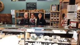 646-biocoop-laragne-monteglin-magasin-alimentation-bio-fromage-coupe-service-traditionnel-equipe.webp