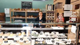 646-biocoop-laragne-monteglin-magasin-alimentation-bio-service-traditionnel-fromage-local-coupe.webp